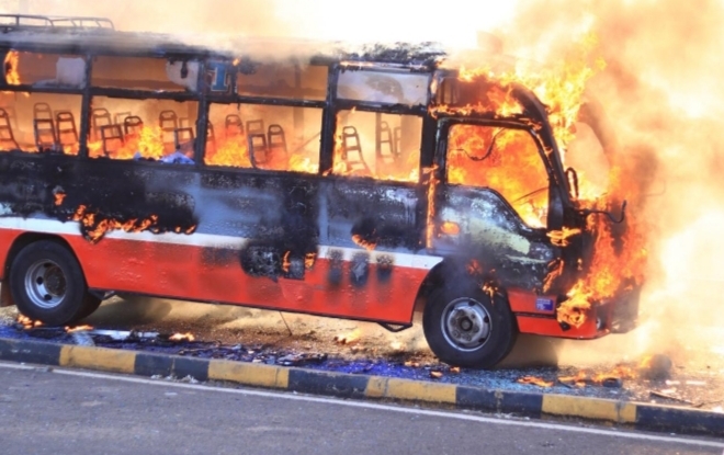Waendesha Boda-boda Wachoma Matatu ya Super Metro Thika Baada ya Ajali