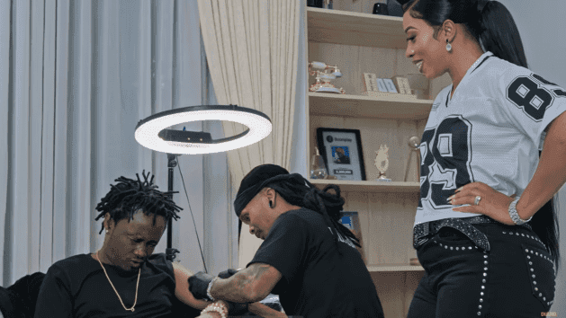 Bahati Akunja Uso Kwa Uchungu Akichorwa Tattoo Ya ‘Diana B’ Mkononi