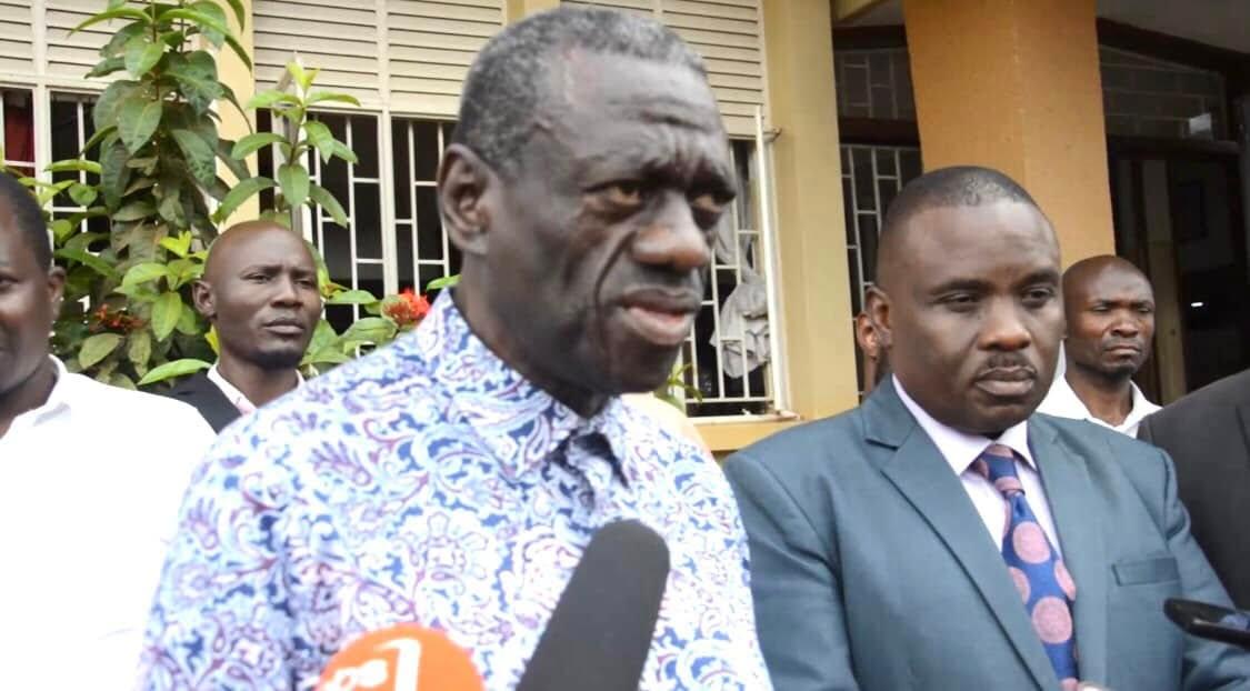 Kizza Besigye Amaliza Mgomo Wa Kula Baada Ya Kuhamishiwa Mahakama Ya Kiraia